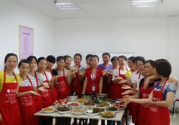 南寧月嫂娘子軍家政致：愛美的寶媽們，春節(jié)不增重你得這樣吃哦！